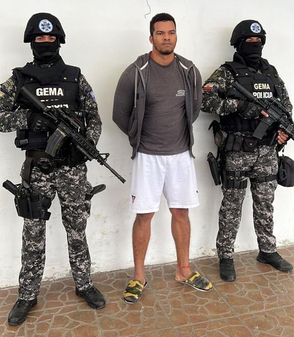 Expulsado. ‘El Gringo’ fue entregado a la Policía colombiana en el puente fronterizo de Rumichaca, luego de su captura en Ibarra (Ecuador).