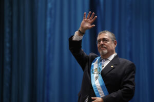 El Presidente de Guatemala busca el diálogo con la Fiscal que intentó impedir su investidura