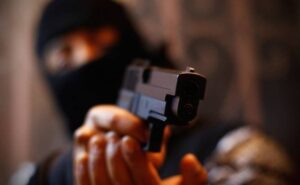 Ladrones armados asaltan un micromercado en Picaihua