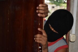 Roban 8 mil dólares y máquinas de una nave del mercado Mayorista