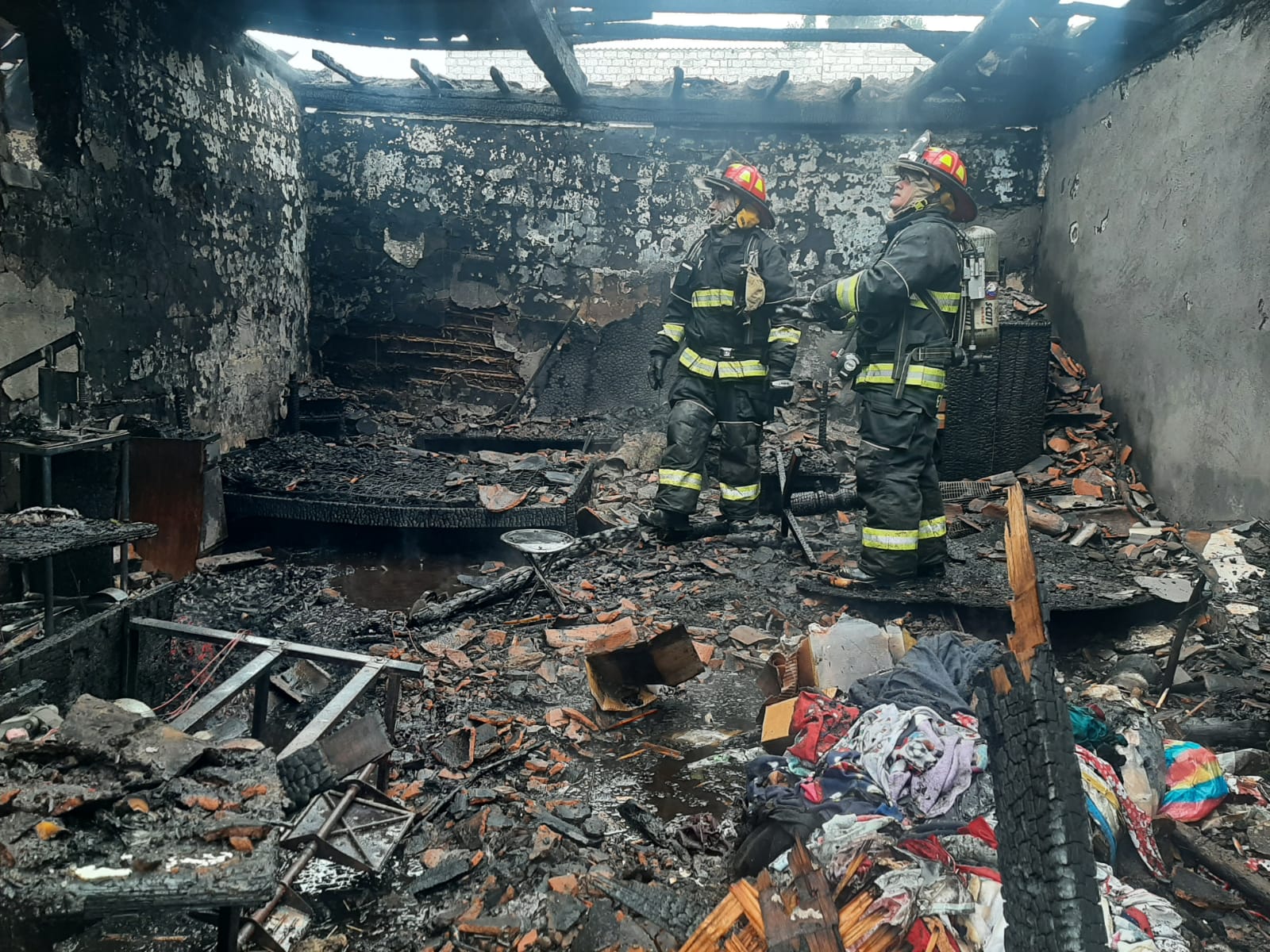 En escombros quedaron los bienes materiales de las personas que residían en la casa donde sucedió el incendio.