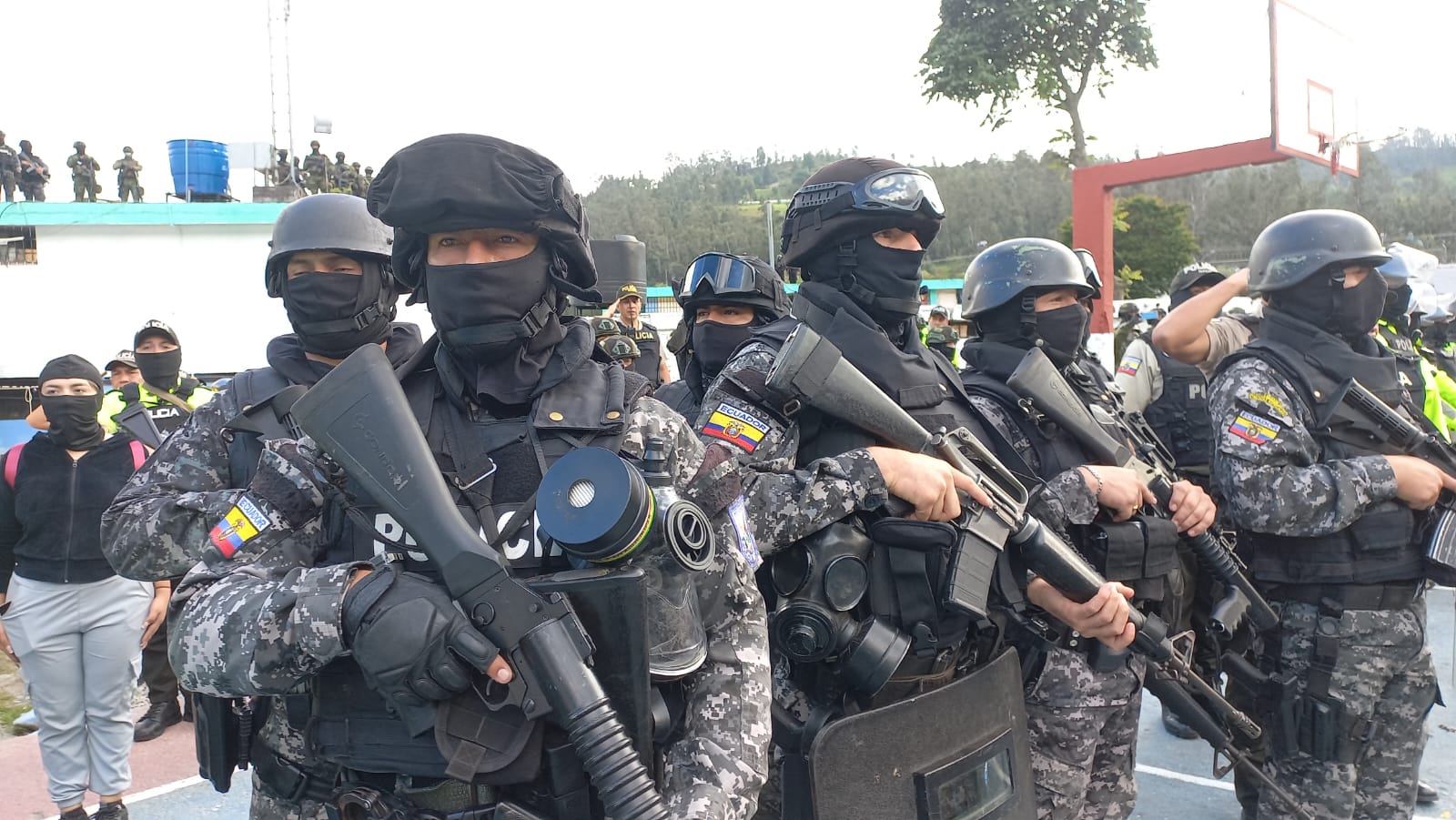 INTERVENCIÓN. Policía Nacional y Fuerzas Armadas tomaron el control de la cárcel de Loja.