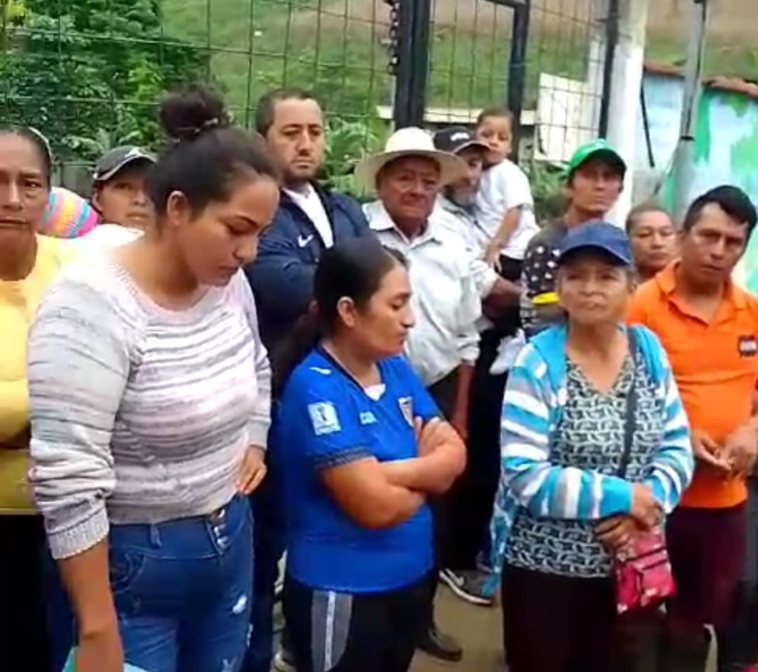 MALESTAR. Padres de familia no desean que docente vuelva a la escuela Quito Luz de América en la parroquia Santa Rufina.