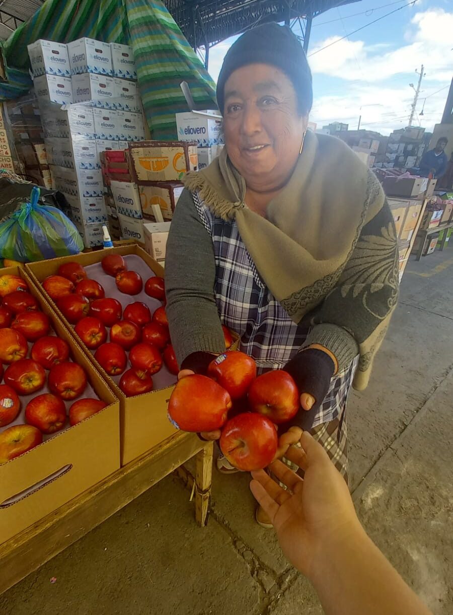 Las comerciantes del Mayorista regalaron frutas a la fuerza pública.