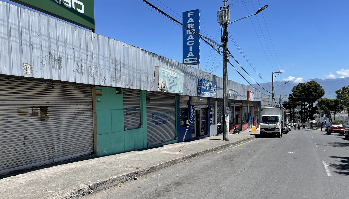 Los alrededores del mercado lucen sin circulación de personas.