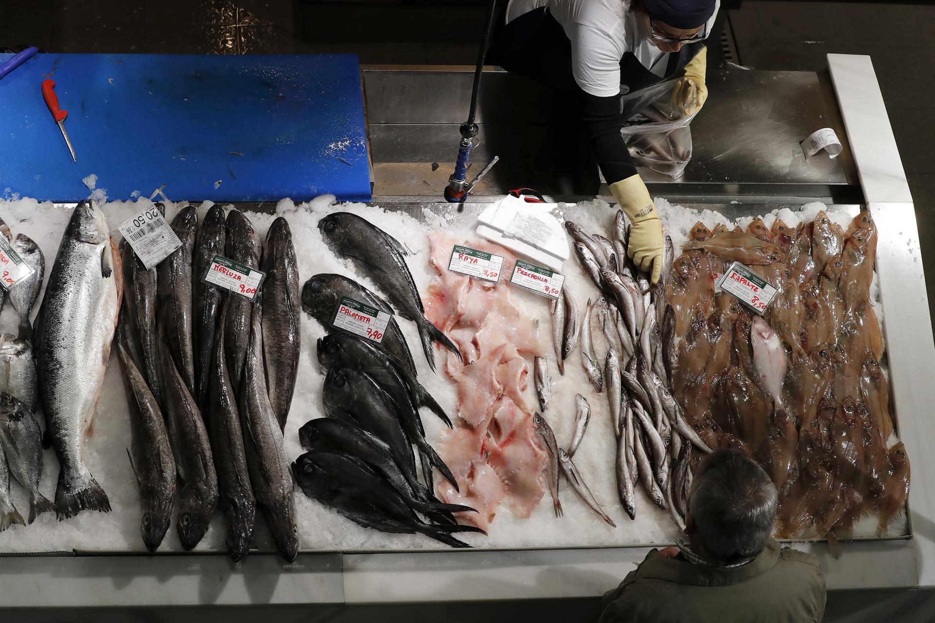 En la imagen de archivo, un cliente compra pescado en una pescadería en el mercado de Tomiño (Pontevedra). (EFE/Chema Moya)