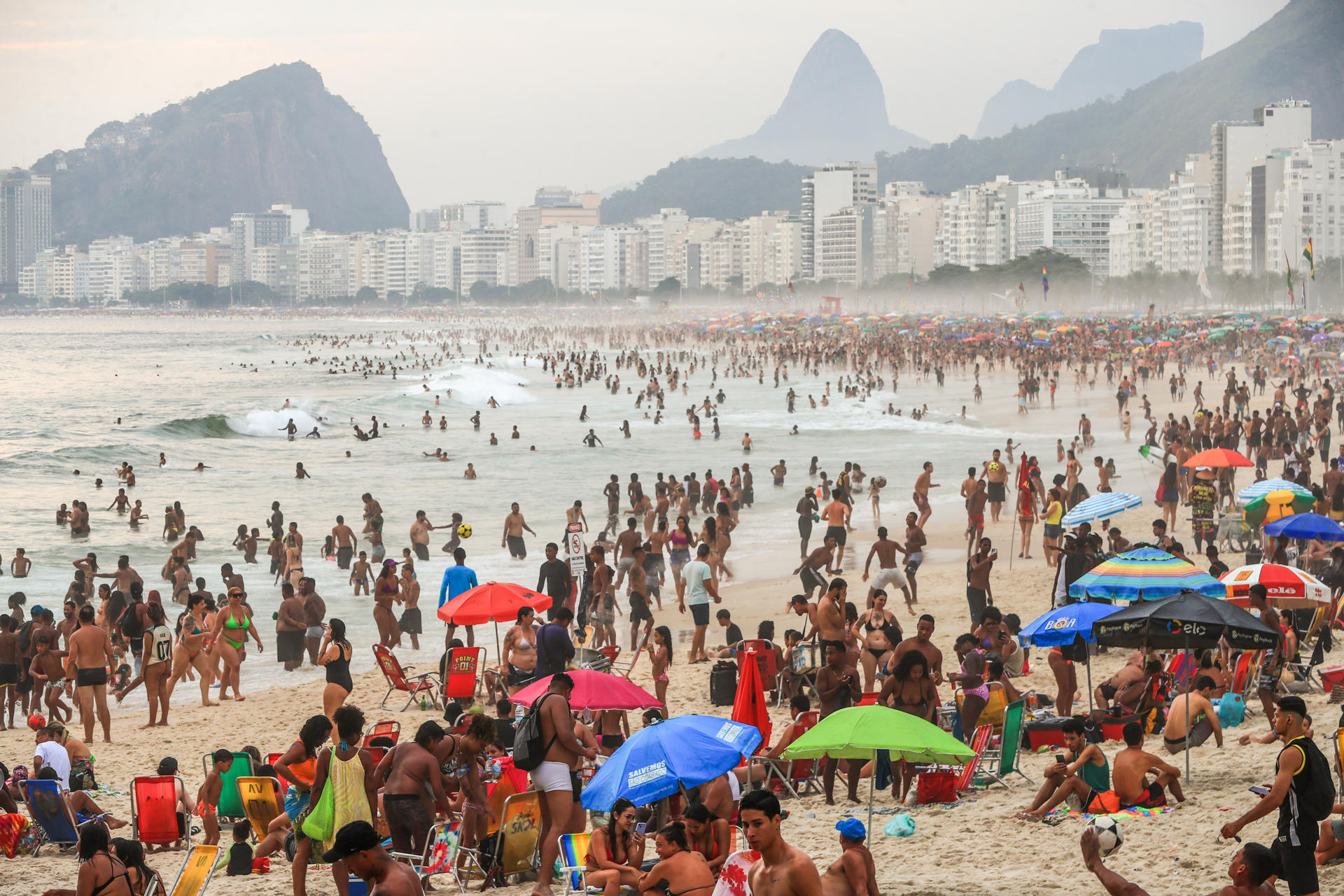 Fotografía de archivo de personas que se refrescan en las playas por la ola de calor en Río de Janeiro (Brasil). (EFE/André Coelho)
