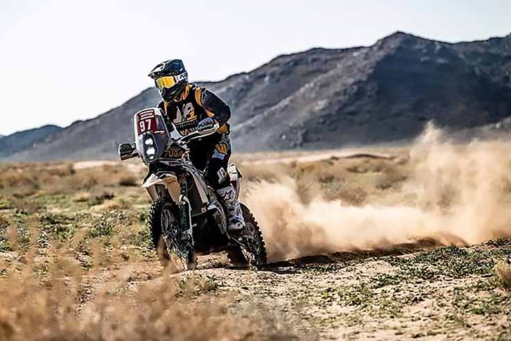 PARTICIPACIÓN. Juan José Puga piloteando su motocicleta en el Dakar de Arabia Saudita.