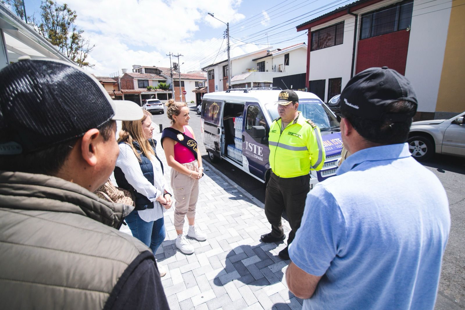 María Ángeles Pacheco, reina del ISTE, en la entrega de refrigerios y aguas a los policías y militares que resguardan a Ambato.