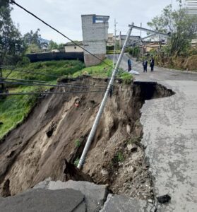 Vía en Totoras pone en riesgo a moradores de la localidad