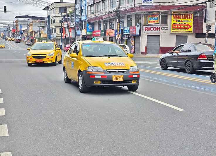 TRABAJO. La crisis de seguridad también afecta a los taxistas de Santo Domingo.