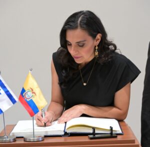 UNIDAD. La vicepresidenta de la República, Verónica Abad, llamó a los ecuatorianos a colaborar en este momento crucial del país- Foto: Vicepresidencia