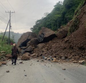Vía Alóag – Santo Domingo en riesgo por derrumbes