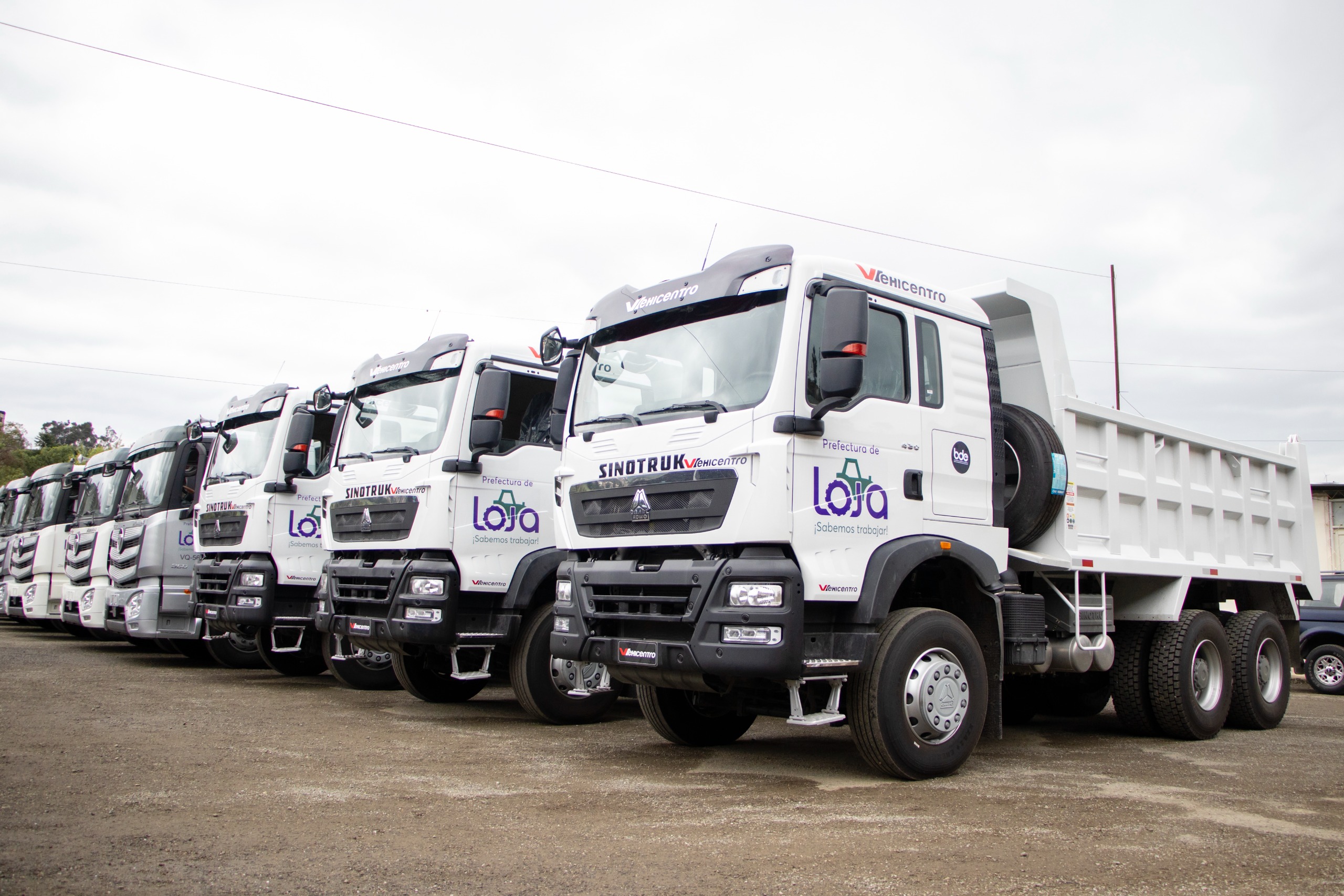PRESENTACIÓN. GPL adquirió de 8 volquetas y 2 camiones para sumarse al mantenimiento vial asfaltado rural de la provincia de Loja.