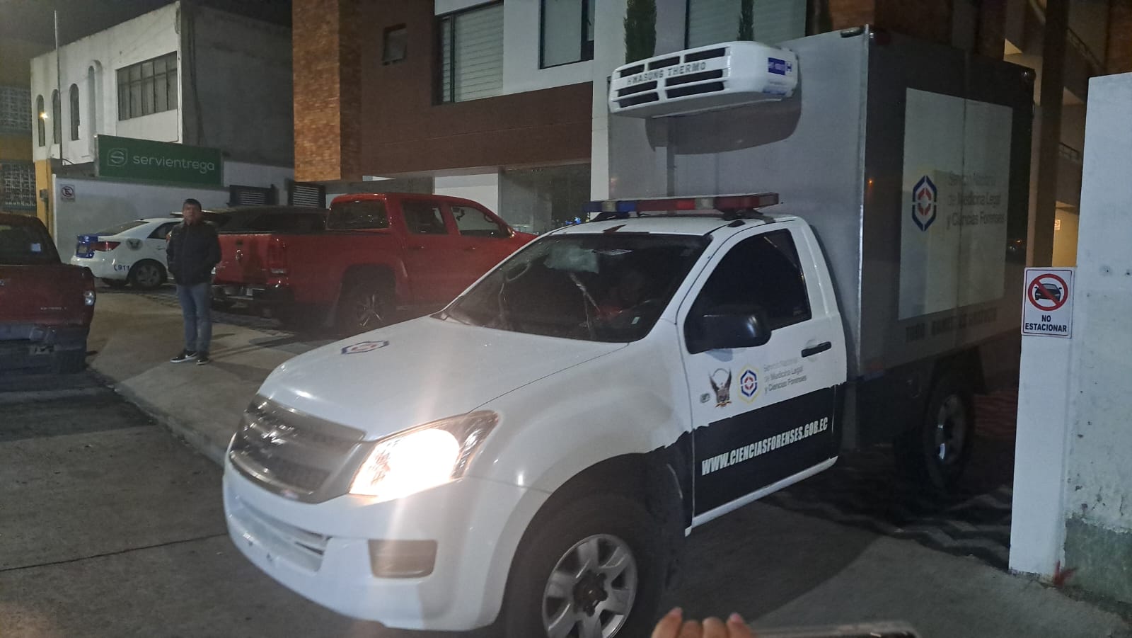 El vehículo de medicina legal llevó el cuerpo de la fallecida hasta el Centro Forense.
