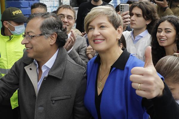 Personajes. El presidente de Colombia, Gustavo Petro, y su esposa Verónica Alcocer. EFE