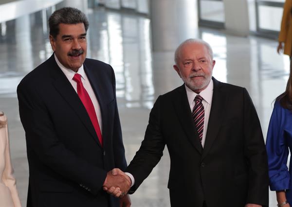 Cercanía. El presidente de Brasil, Luiz Inácio Lula da Silva, junto a su homólogo venezolano, Nicolás Maduro. EFE