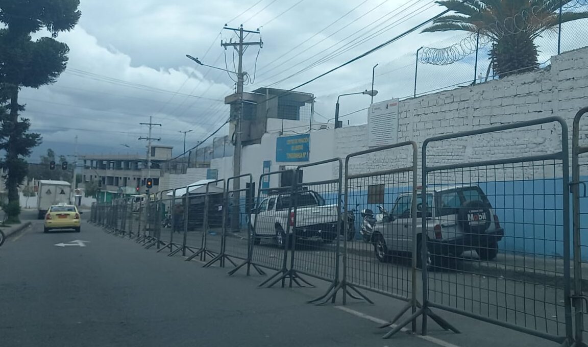 Todo el perímetro de la cárcel de Ambato estuvo cercado por la Policía Nacional, Agentes de Tránsito y Fuerzas Armadas.