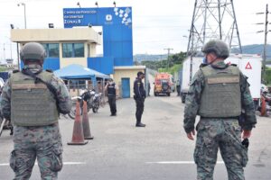 Operativo militar y policial se desarrolla en la cárcel N.° 4 de Guayaquil