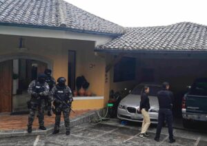 En una lujosa casa en Cumbayá se encontraron armas, municiones y accesorios para su fabricación