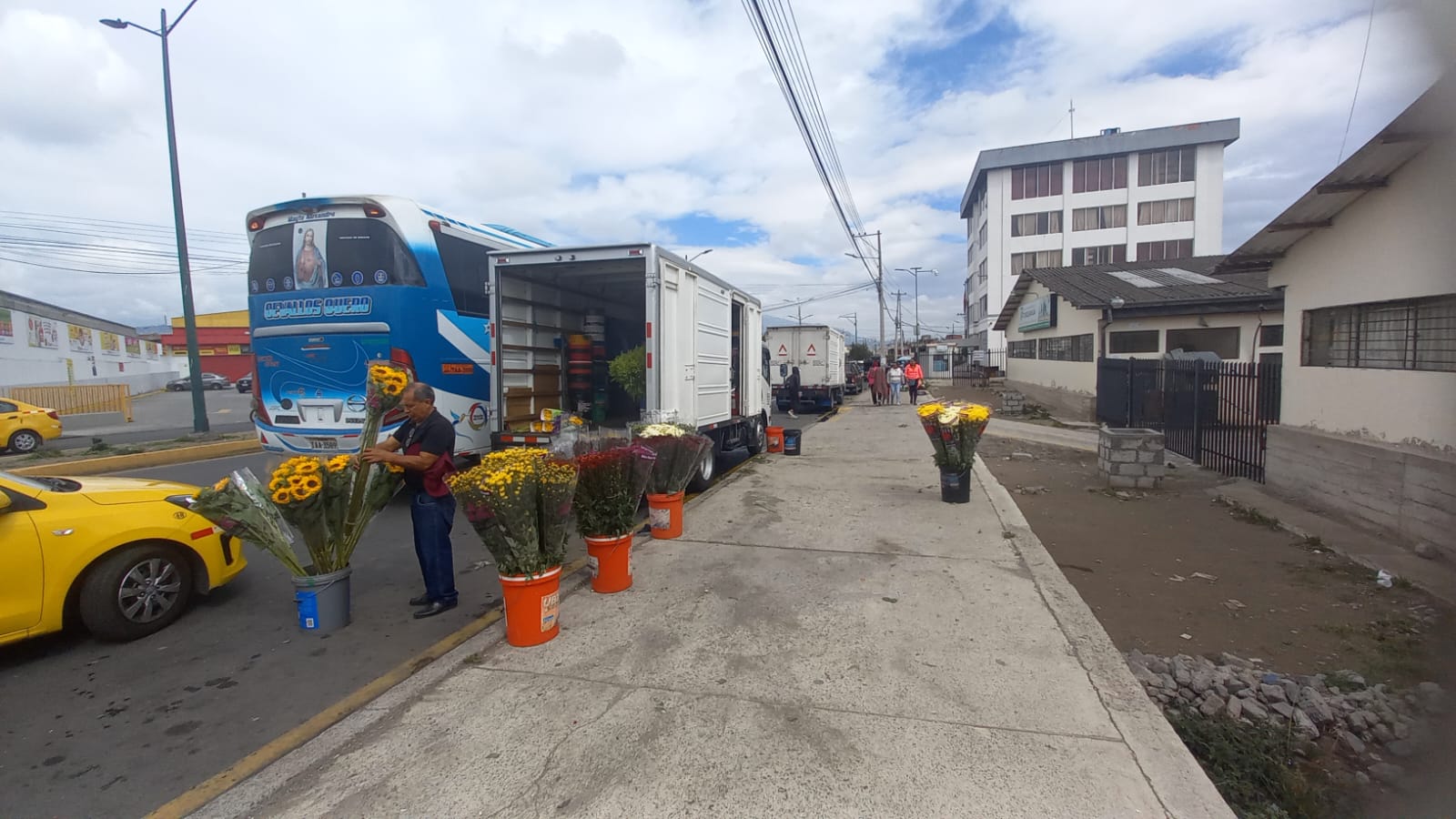 Todos los jueves se desarrolla la feria de flores en el mercado América, por lo que los comerciantes decidieron ubicarse en la calles, ya que el centro de acopio permanece cerrado.