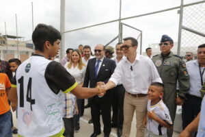 UNIDAD. El mandatario pidió a los ecuatorianos conocer y debatir el contenido de la consulta. Foto: Presidencia