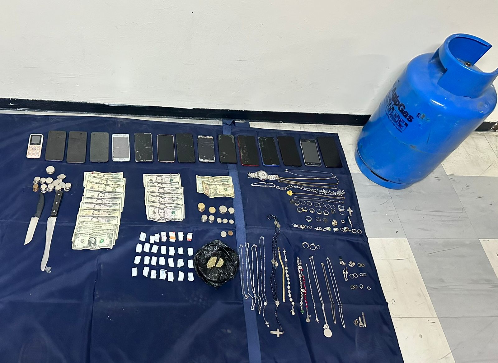 Todos los objetos encontrados en la cárcel de Ambato fueron fijados como evidencia y trasladados bajo cadena de custodia.