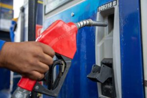 La gasolina sí está gravada con IVA ¿Cuánto aumentaría el precio por galón con un IVA al 15%?