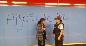 Una mujer fue detenida mientras rayaba la pared de una estación del Metro de Quito