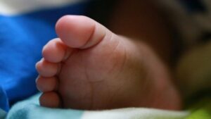 Investigan a niñera por la muerte de una menor de un año
