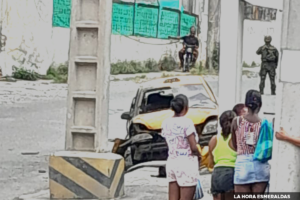 Vehículos incendiados, al menos ocho detenidos y ataque al comando policial en Esmeraldas