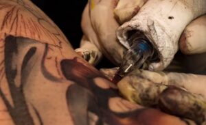 En Ambato también se cubren tatuajes por temor