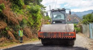 Maquinaria interviene en vías de la ciudad