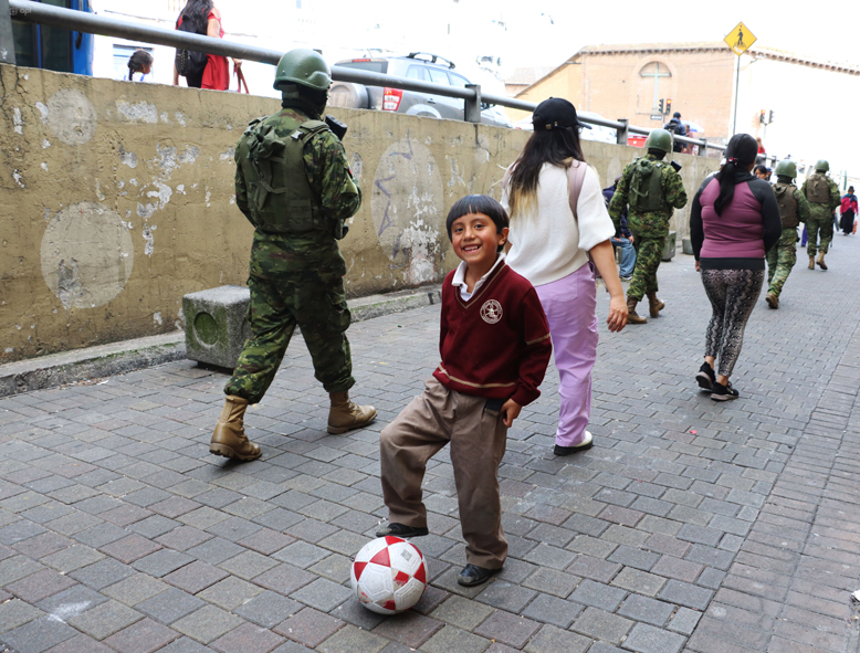 Admiración. Los niños saludan a los militares que, desde el 8 de enero de 2024, están en las calles por el estado de excepción.