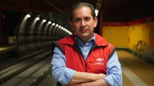 Entre 8.000 y 11.000 vehículos diarios han salido de circulación para movilizarse en metro, según el gerente del metro, Hugo Villacrés.