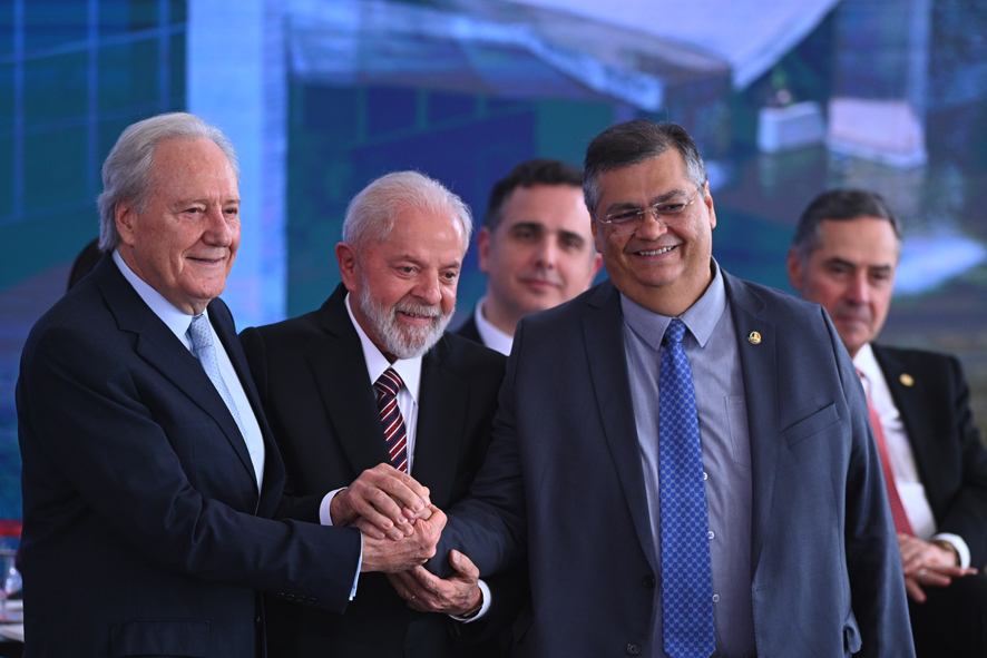 Acto. El ministro de Justicia, Ricardo Lewandowski (i), el presidente de Brasil, Luiz Inácio Lula da Silva (c), y el futuro juez del Superior Tribunal Federal, Flávio Dino (d), EFE
