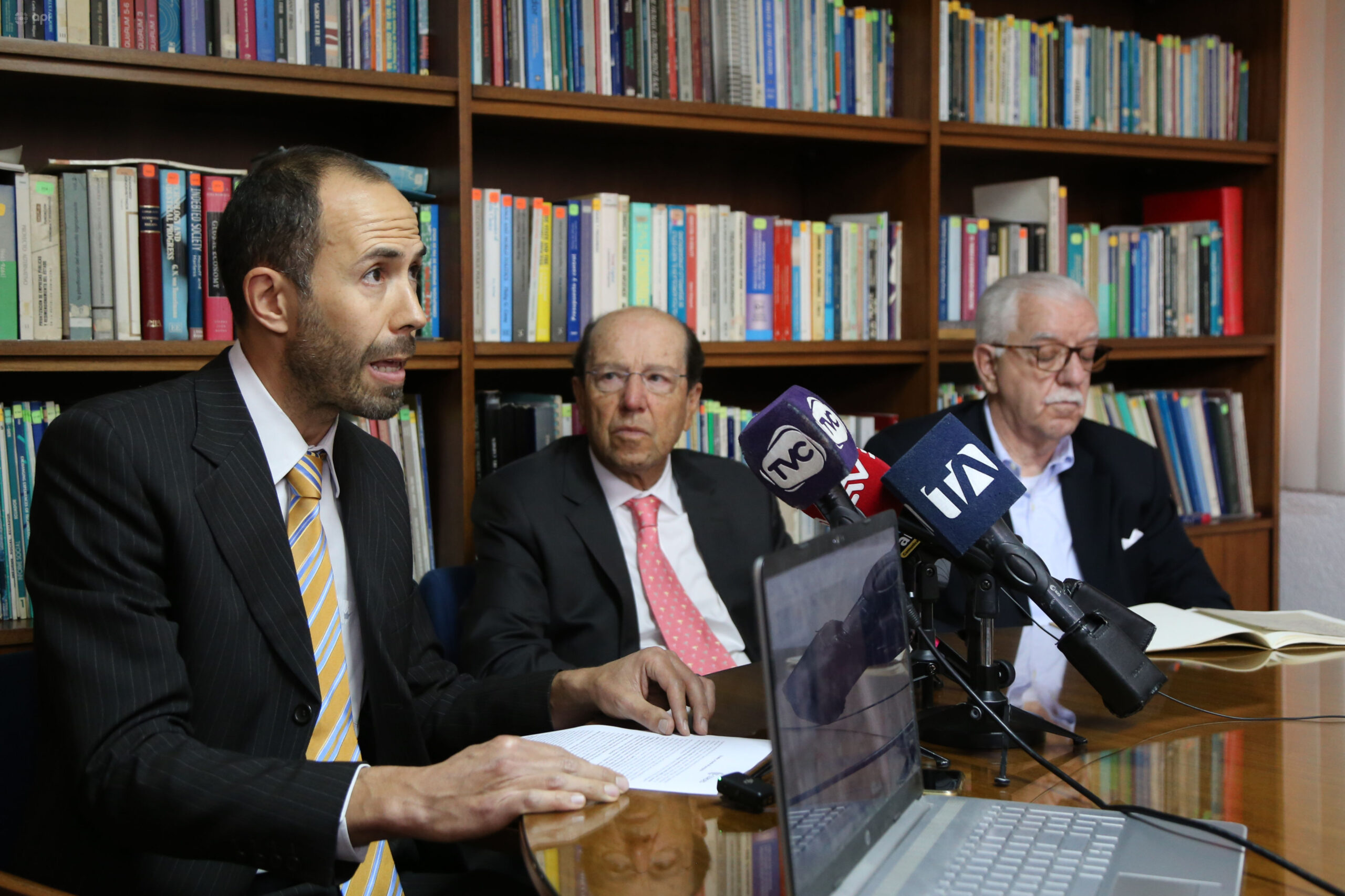 DIÁLOGO. José Hidalgo, Osvaldo Hurtado y Abelardo Pachano durante una rueda de prensa en Quito.