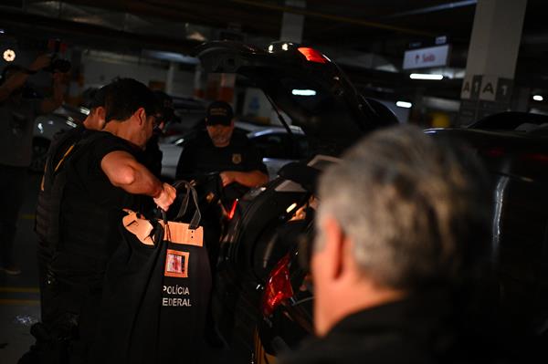 Allanamientos. Agentes de la Policía Federal salen de la sede del Partido Liberal de Brasil. EFE
