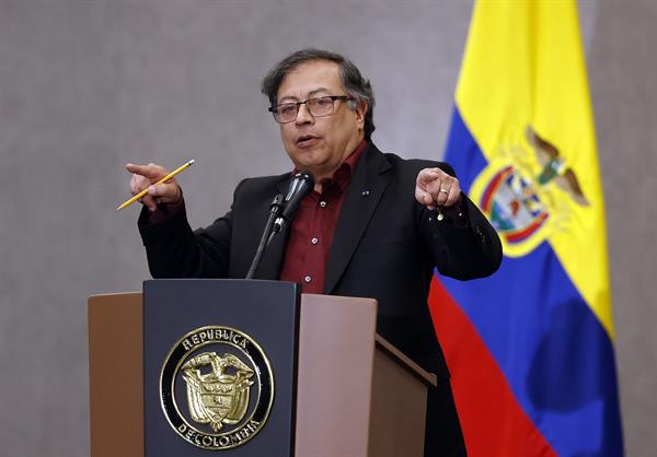 Proceso. El presidente de Colombia, Gustavo Petro, impulsa los diálogos con los grupos irregulares. EFE