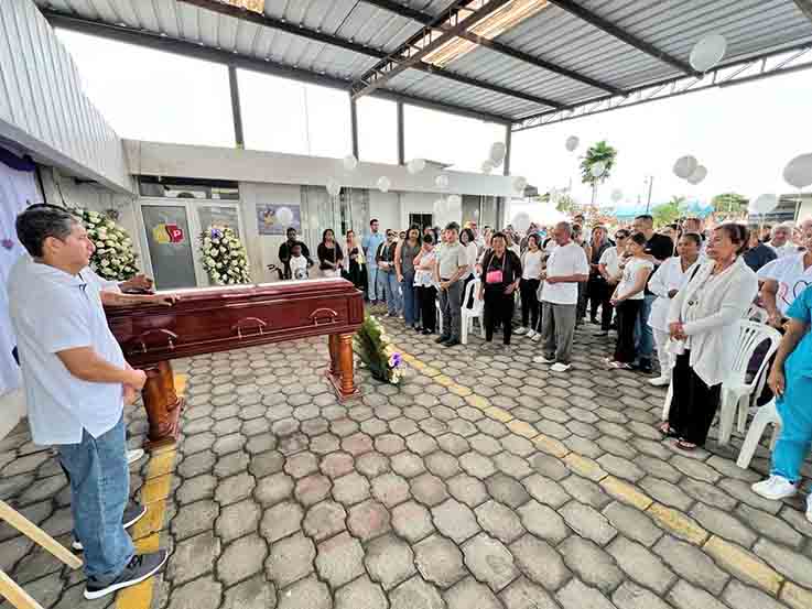 DESPEDIDA. Los restos de Santino Acosta llegaron al centro de salud La Concordia.