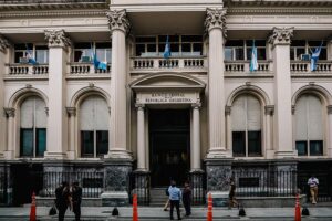 Argentina logra superávit financiero por primera vez en 12 años