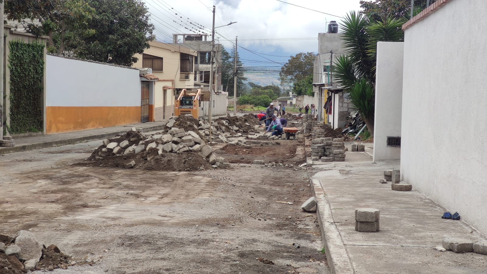 Situación. En Antonio Ante, en el barrio San Luis, las últimas lluvias afectaron el adoquinado de las calles.