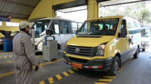 Buses, furgonetas y camiones que operan en la ciudad están obligados a pasar la revisión vehicular  en Quito