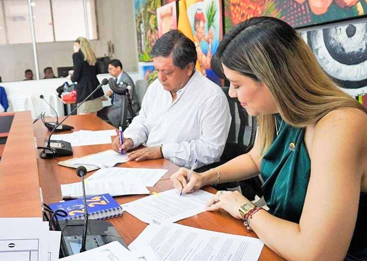 AVANCES. Autoridades del Municipio de Santo Domingo y el CNE firmaron un convenio.