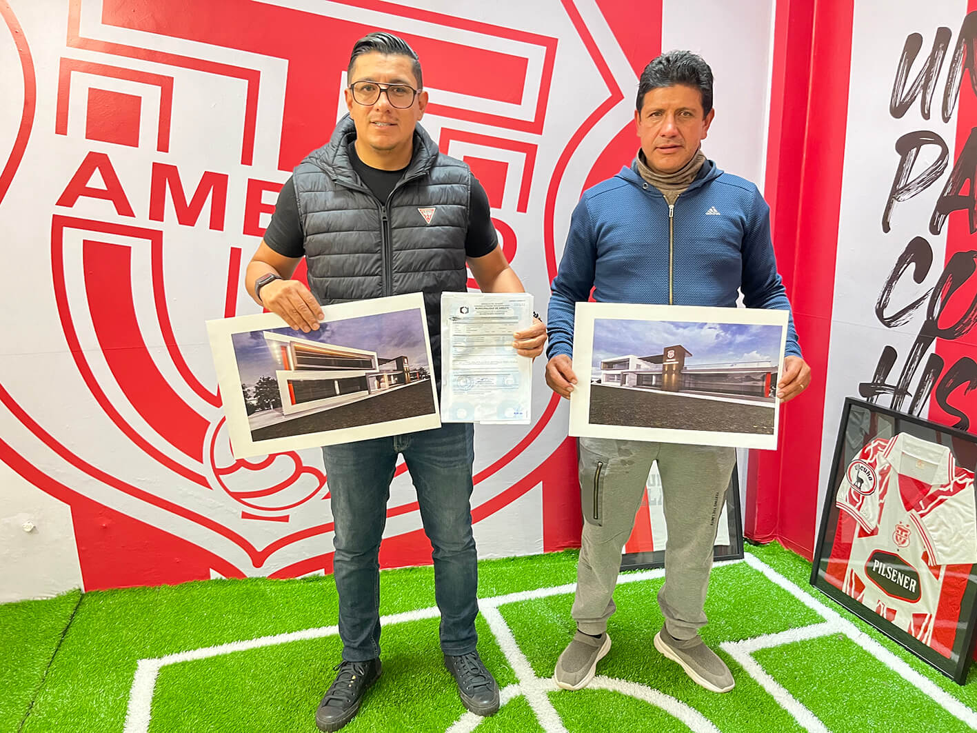 Alberto Jara junto a Robert Gavilánez muestran los planos aprobados por el Municipio de Ambato.  
