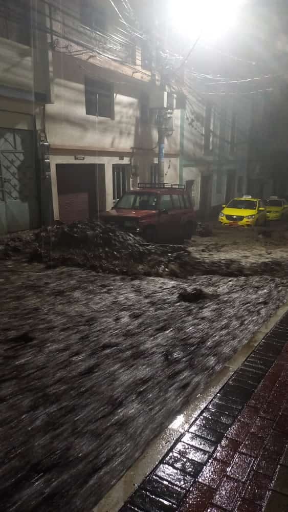 Afectaciones. El agua inundó las calles de San Antonio de Ibarra, arrastrando todo lo que estaba a su paso.