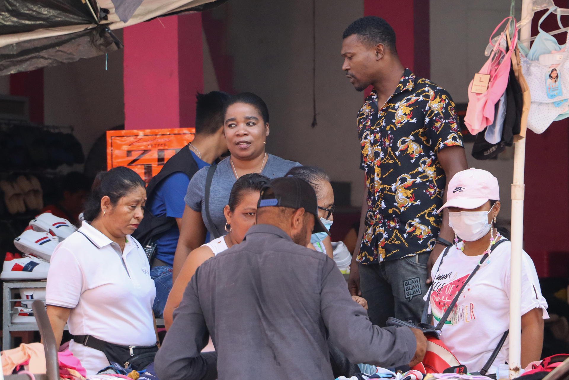 PRECIOS. Migrantes realizan compras hoy, en la ciudad de Tapachula en el estado de Chiapas (México). (EFE/Juan Manuel Blanco)