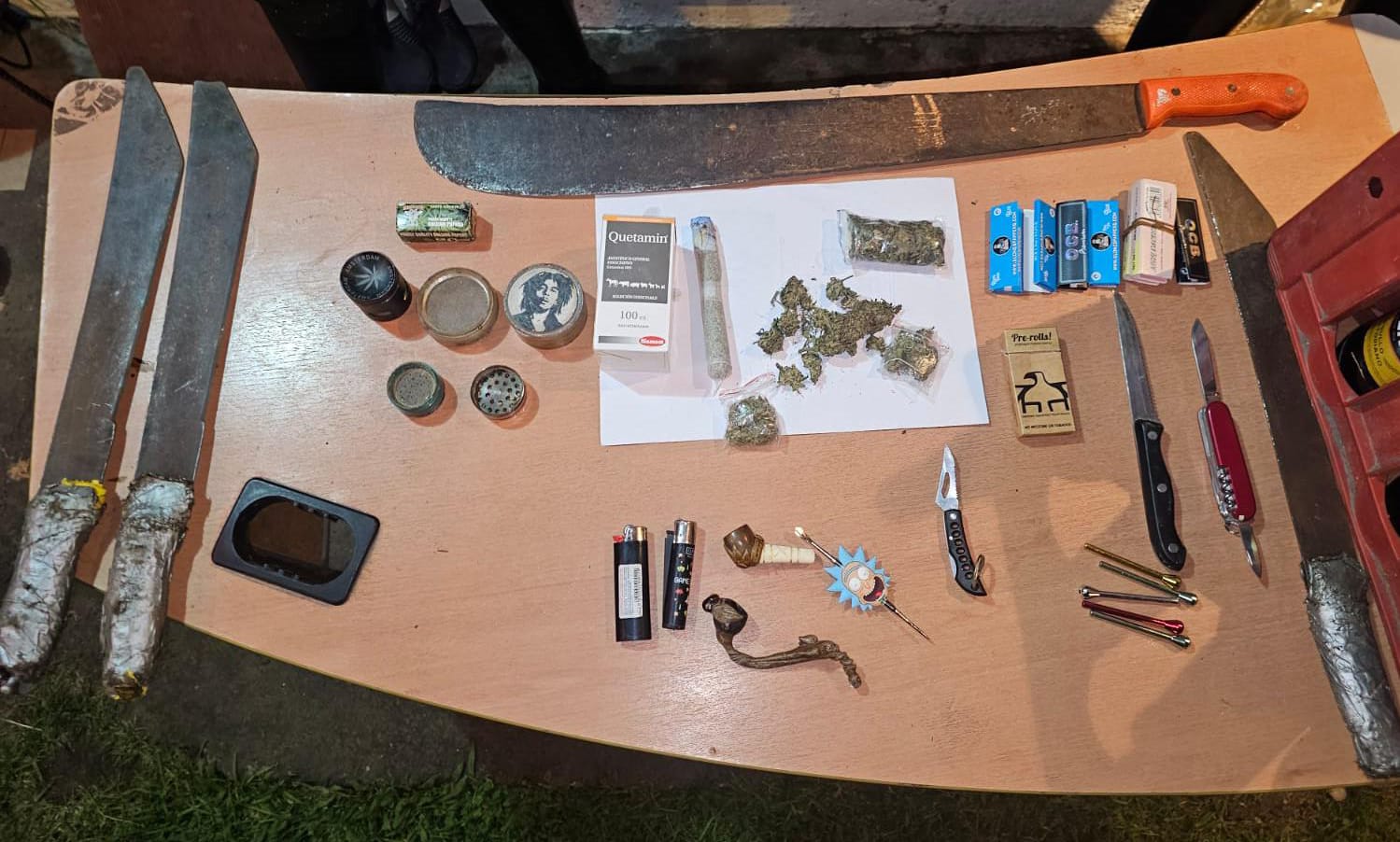 Se encontraron varias dosis de marihuana en fundas transparentes.