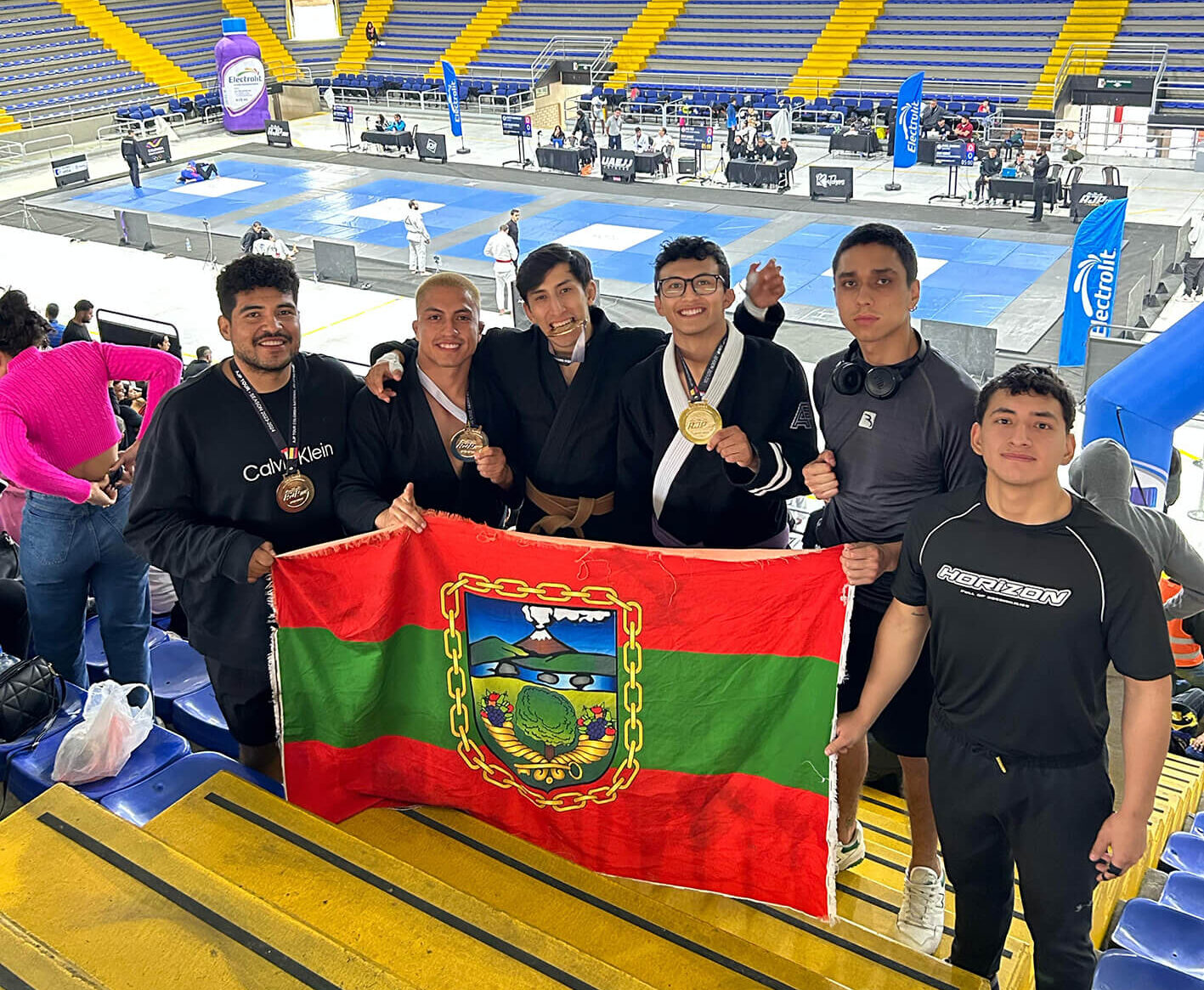 Los luchadores ambateños Ángel Díaz, Daniel Ramos, Mauro Lemus, Mateo Meléndez, Rubén Ulloa y Christian Jerez lograron el podio AJP Tour Colombia National Jiu Jitsu Championship 2024.