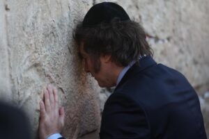 Milei llora en el Muro de las Lamentaciones y promete Embajada en Jerusalem